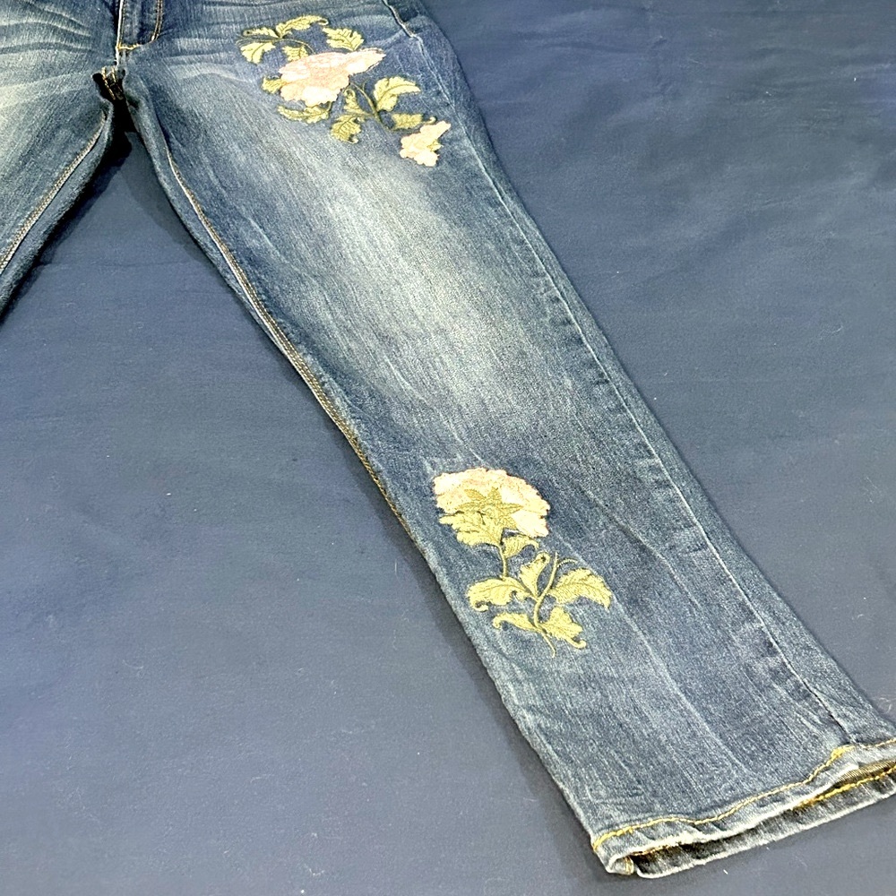 Code Bleu Gracie Bestie Jeans w/Flowers, size 6 - Picture 2 of 10